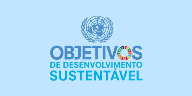 Card com fundo azul claro com o logotipo da Organização das Nações Unidas e o texto Objetivos de Desenvolvimento Sustentável, em tons de azul. A segunda letra "O" de Objetivos está grafada como uma roleta colorida.