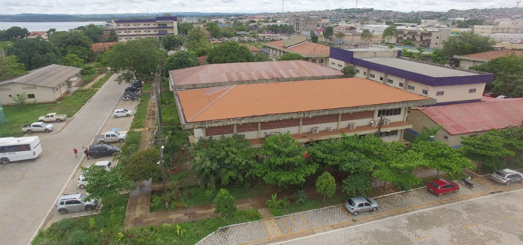 Fotografia aérea do Campus Universitário de Altamira da UFPA. Aparecem vários prédios rodeados de árvores.