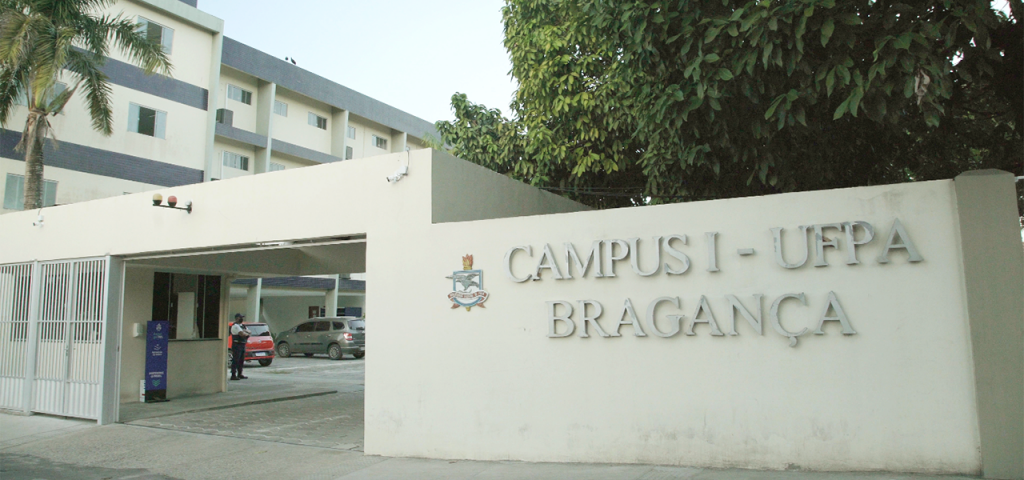 Fotografia da fachada do Campus Universitário de Bragança da UFPA com um letreiro CAMPUS 1 - UFPA BRAGANÇA e o brasão da UFPA.