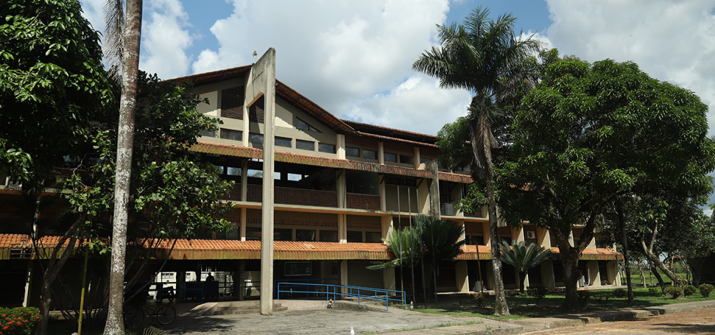 Fotografia da fachada do prédio administrativo do Campus Universitário de Castanhal da UFPA. Em frente ao prédio há várias árvores.