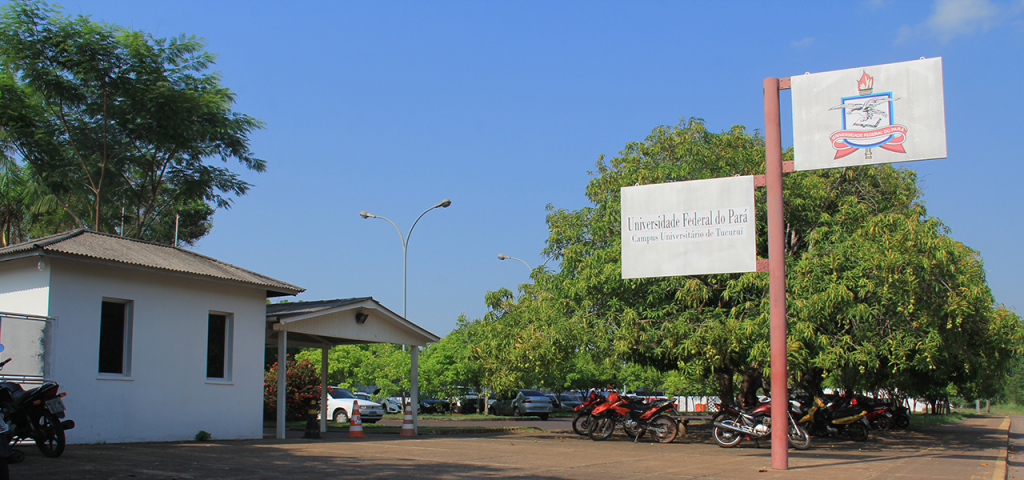 Fotografia da fachada do prédio do Campus Universitário de Tucuruí da UFPA. Em frente ao prédio há várias árvores.