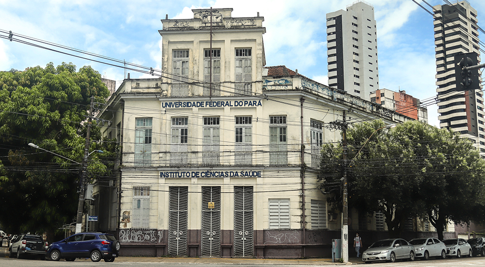 Fotografia da fachada do Instituto de Ciências Médicas da UFPA, prédio histórico.