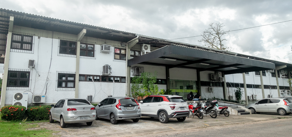 Fotografia da fachada do Instituto Amazônico de Agriculturas Familiares da UFPA. Em frente, há vários carros estacionados.
