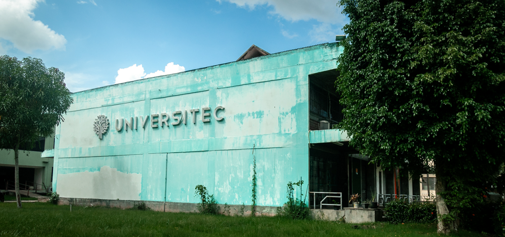 Fotografia da fachada da Agência de Inovação Tecnológica da UFPA. É um prédio de dois andares na cor verde com um letreiro com a sigla UNIVERSITEC.