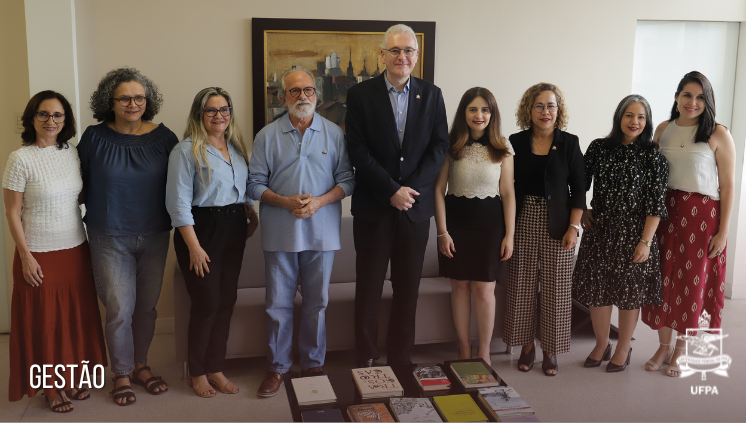 Fotografia posada do reitor da UFPA, Emmanuel Zagury Tourinho acompanhado dos membros do novo Conselho da Editora da UFPA.