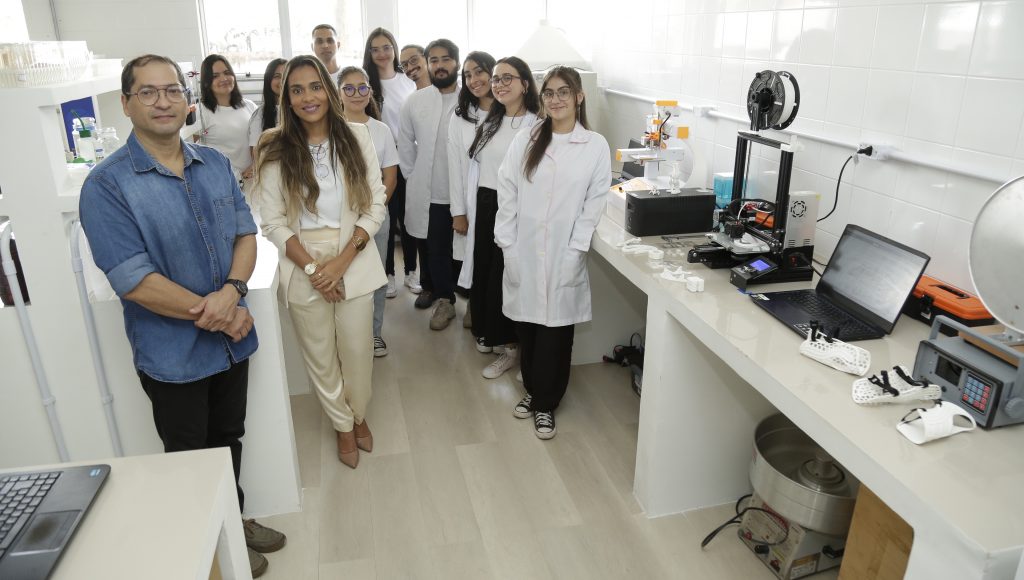 Fotografia posada de um grupo de pesquisadores dentro do laboratório inaugurado.