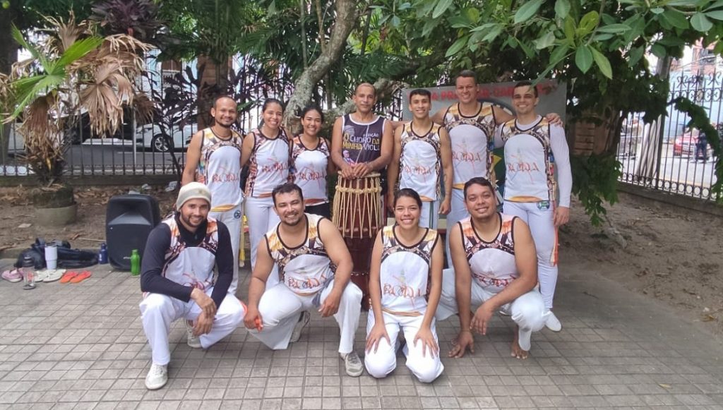 Foto posada de integrantes do Grupo Capoeira Brasil no jardim do Museu da UFPA.