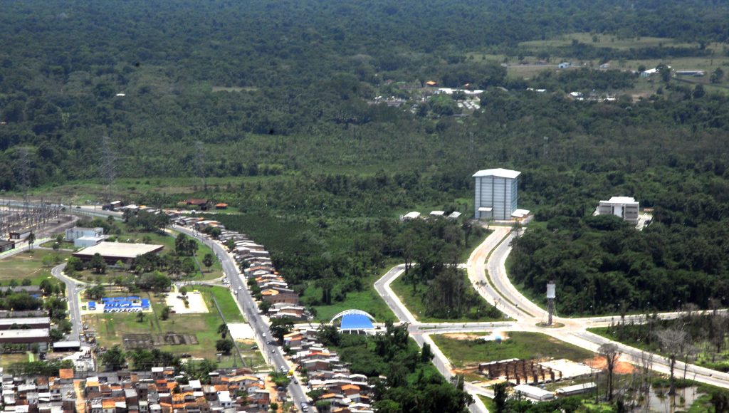 Imagem aérea da cidade de Belém, com o registro de área de mata nativa e área urbana.