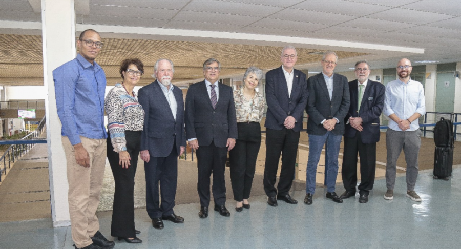Foto posada de um grupo de dirigentes da Universidade de São Paulo em recepção ao reitor da Universidade Federal do Pará.