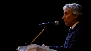 Fotografia do embaixador de Portugal no Brasil, Luís Faro Ramos, discursando ao microfone.