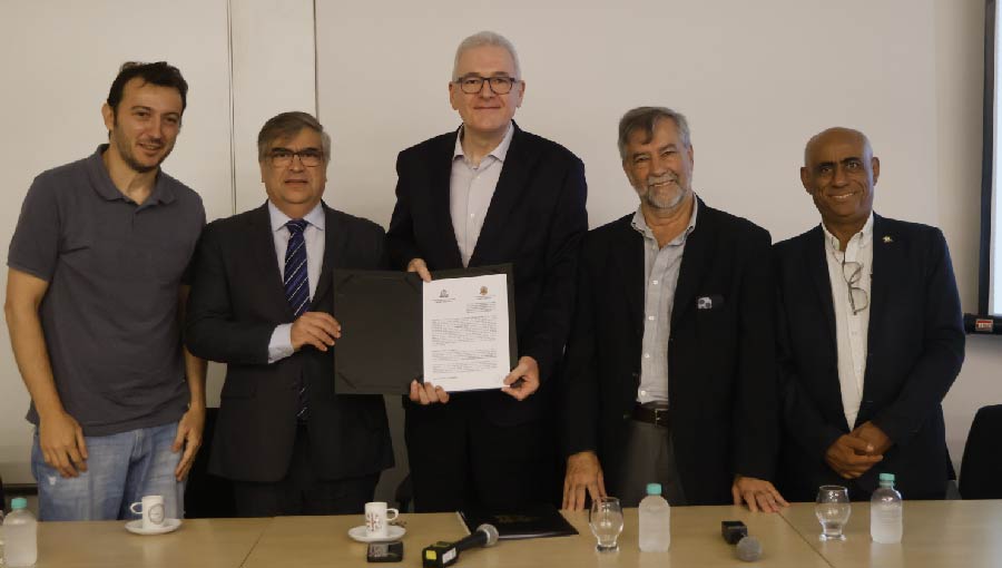 Fotografia posada do reitor da UFPA, Emmanuel Tourinho, e do reitor da USP. Ao seu lado estão os professores Leandro Juen, Paulo Artaxo e Gilmar Pereira da Silva.