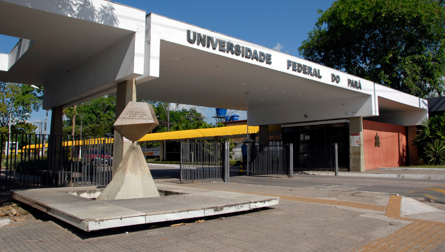 Fotografia do pórtico principal da Universidade Federal do Pará.