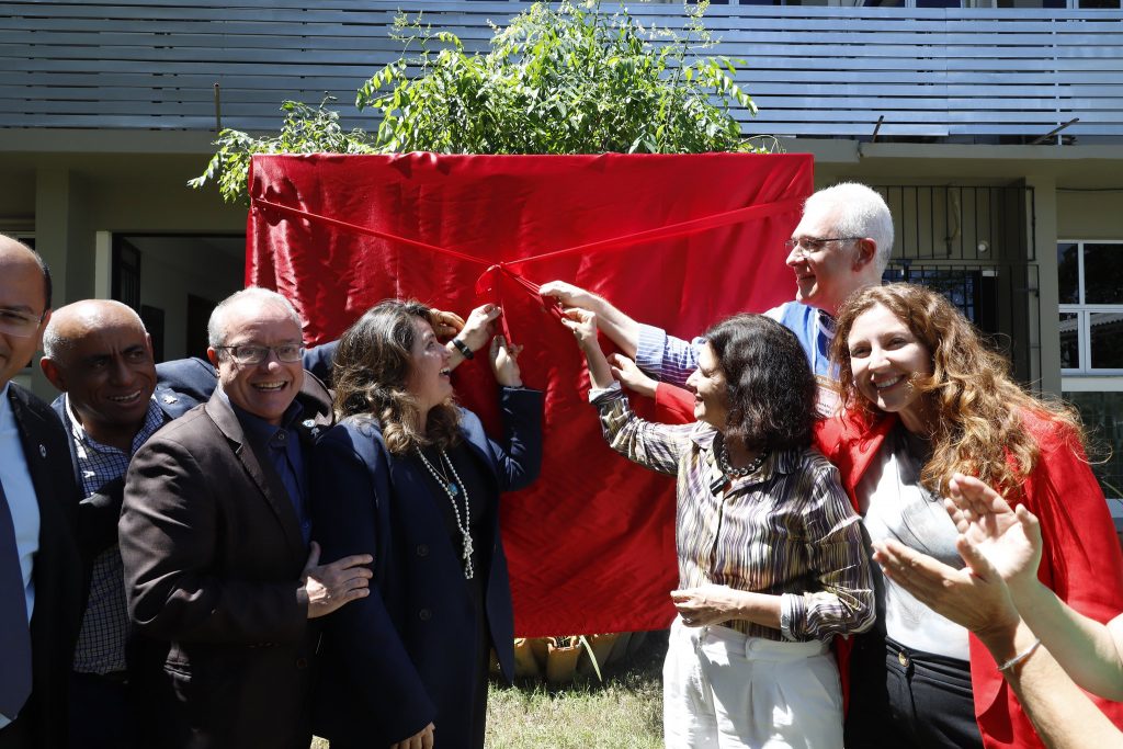 Fotografia mostra grupo de pessoas descerrando uma placa de inauguração. A placa está coberta por um tecido vermelho. No grupo, está a ministra de saúde, o reitor da UFPA e o vice-reitor da UFPA.