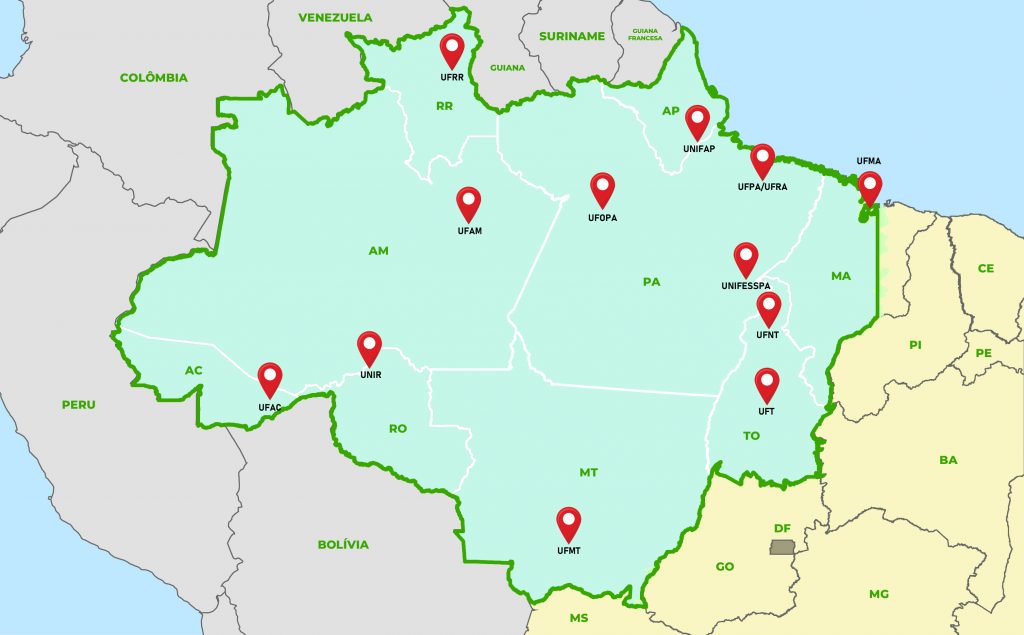 Ilustração mostra o mapa da Amazônia Legal com todos os estados participantes. Em cada um deles, há um ícone de geolocalização mostrando as 12 universidades federais sediadas na região e participantes do projeto.