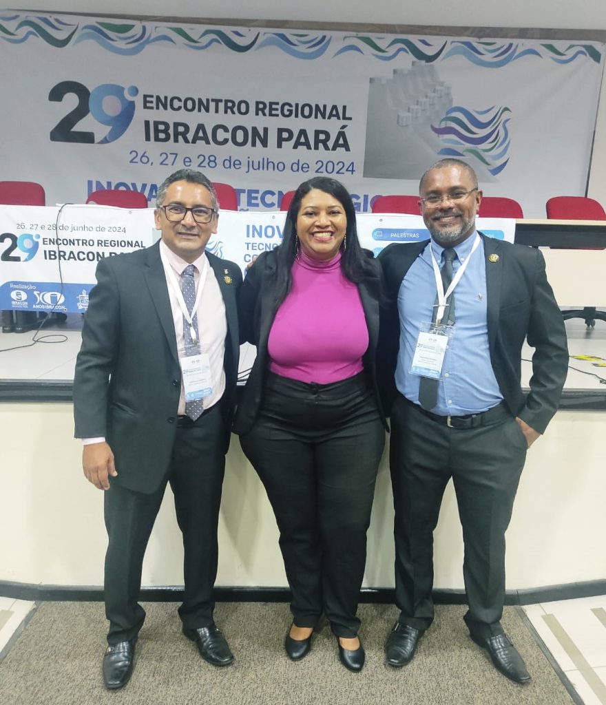 Fotografia posada da professora da UFPA Taiza Ferreira, diretora administrativa do Ibracon-PA, e dos professores Laércio Gomes e Rodrigo Rodrigues, ambos do IFPA.