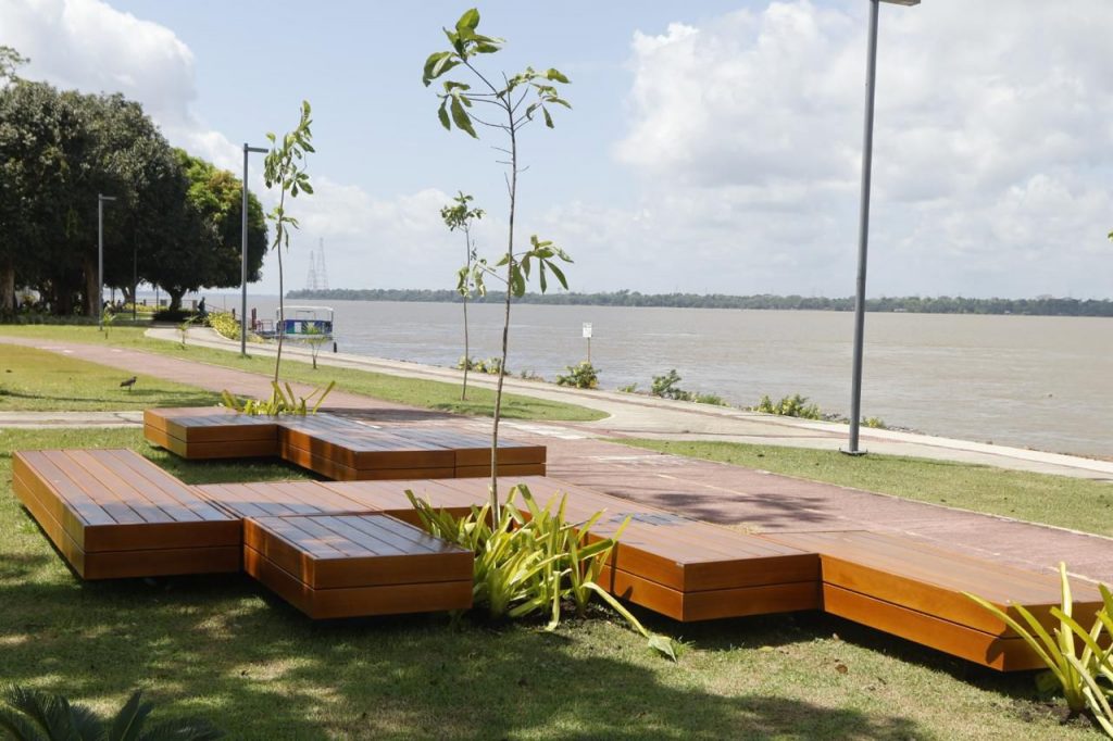 Fotografia de nova estrutura disponibilizada na orla do Campus Guamá. Destaque para bancos feitos de madeira.