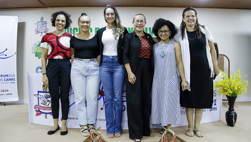 Fotografia posada de seis mulheres.: Maria Lucilena Gonzaga Costa Tavares e Viviane Almeida dos Santos, do Campus Universitário de Tocantins/Cametá; Sheyla Farhayldes Souza Domingues, do Instituto de Medicina Veterinária; Maria Roseane Correa Pinto Lima, do Campus Universitário de Bragança; Flávia Cristina Silveira Lemos, da Pró-Reitoria de Extensão; e Roberta Helena Moraes Tillmann, da Pró-Reitoria de Administração. Todas sorriem.