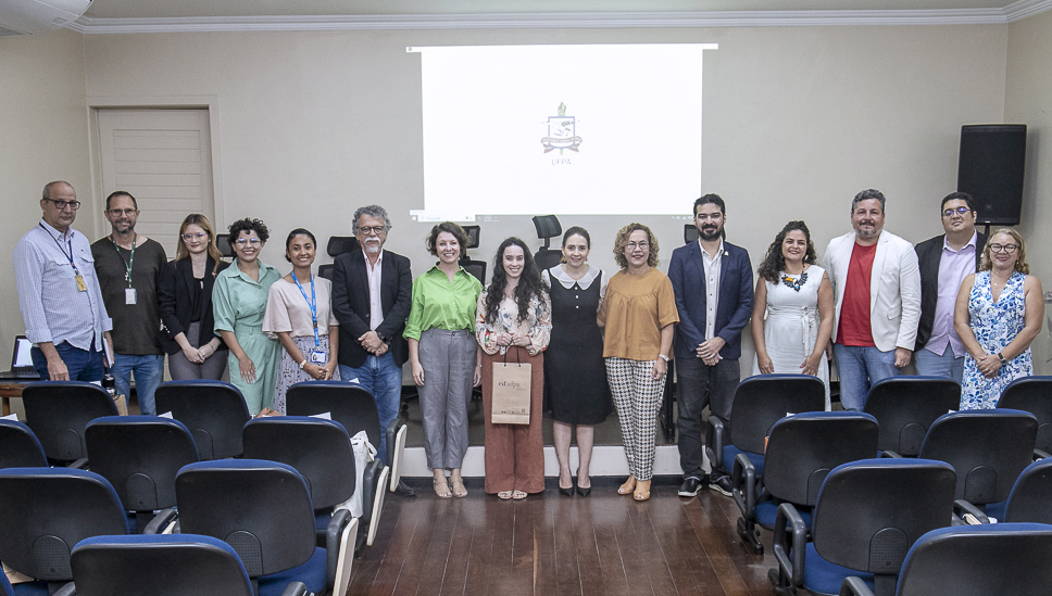 Fotografia posada de um grupo de pessoas, entre eles estão os representantes da gestão da UFPA e as representantes da ONU.