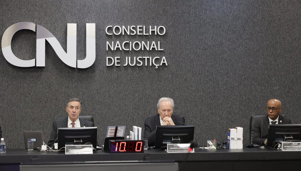 Fotografia registra o reitor da UFPA, Gilmar Pereira da Silva, o Ministro da Justiça, Ricardo Lewandowski, e o presidente do Supremo Tribunal Federal (STF), Luís Roberto Barroso, sentados em uma mesa com telas e microfones. Ao fundo, na parede, a identificação: CNJ - Conselho Nacional de Justiça.