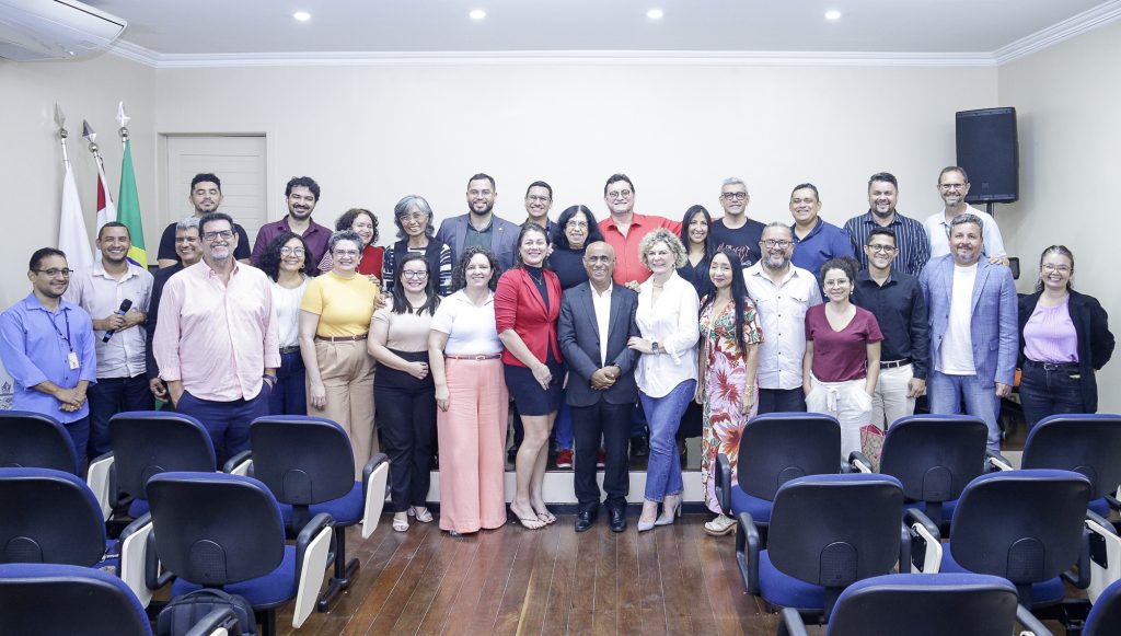 Fotografia posada dos gestores de diferentes unidades da UFPA.