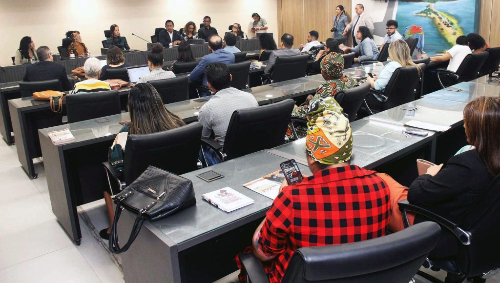 Fotografia de um auditório com diversas pessoas sentadas.