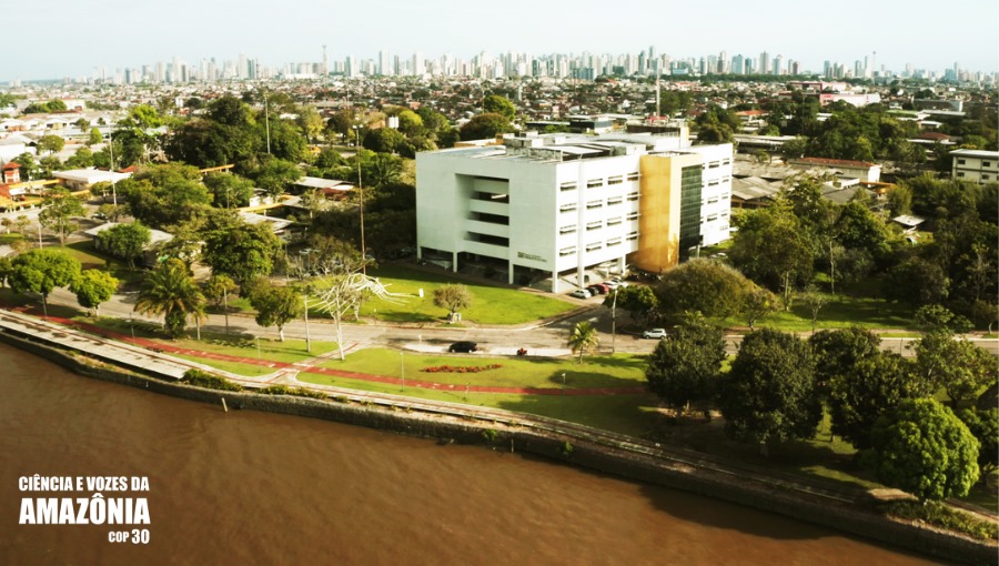 Fotografia aérea da orla do Campus Básico da UFPA em Belém, mostrando prédios como o Mirante do Rio. Sobre a foto, o texto: CIÊNCIA E VOZES DA AMAZÔNIA COP 30.