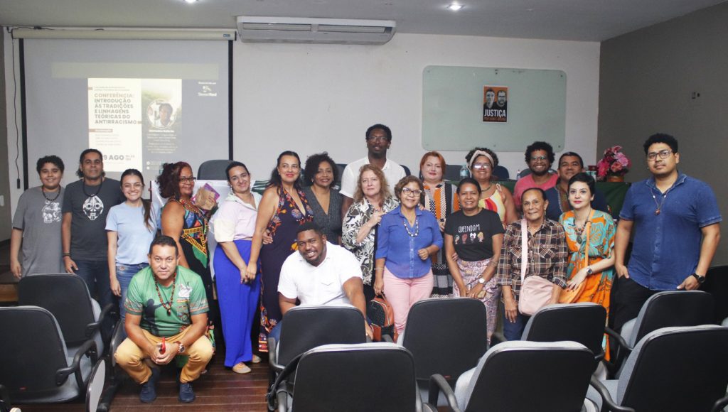 Fotografia posada de um grupo de pessoas, entre eles está Mamadou Ba. 