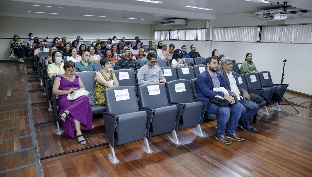 FOTOGRAFIA DA PLATEIA DE UM AUDITÓRIO.