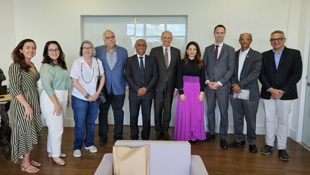 Fotografia posada de um grupo de pessoas. Entre eles estão, o reitor da UFPA, Gilmar Pereira da Silva, a vice-reitora da UFPA, Loiane Prado Verbicaro, o embaixador da Bélgica no Brasil, Peter Claes, e o conselheiro da embaixada François Moureau