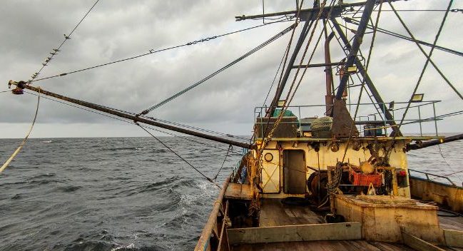 Imagem de parte de um navio em alto mar.