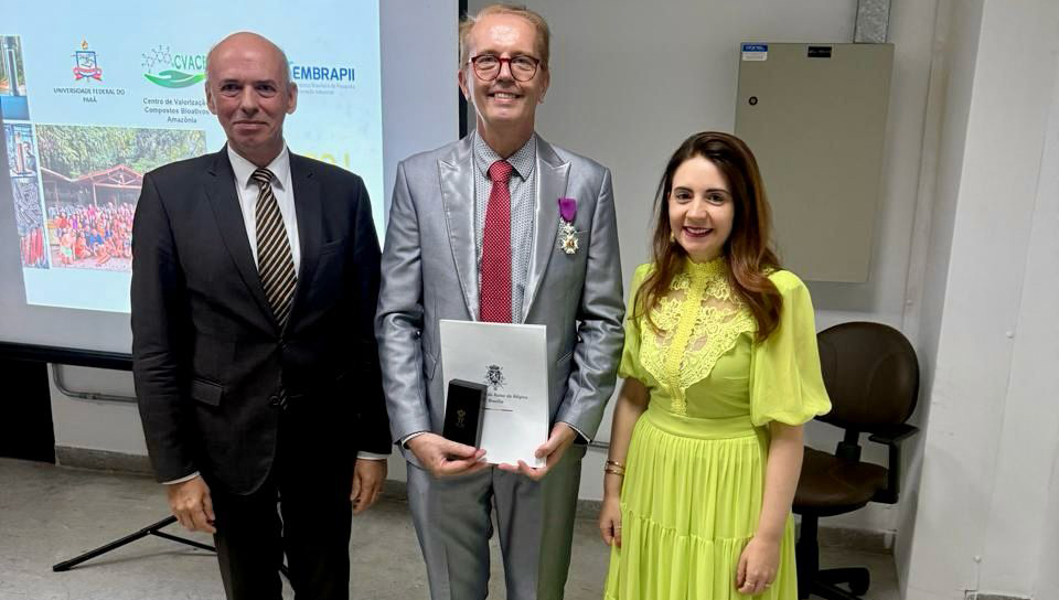 Fotografia posada do embaixador da Bélgica, Peter Claes; do professor Hervé Rogez; e da vice-reitora da UFPA, Loiane Prado Verbicaro.