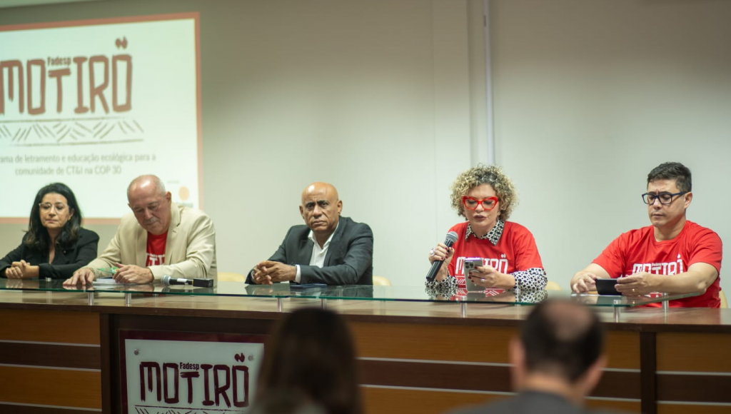 Fotografia registra a mesa de um evento, nela estão o reitor da UFPA, Gilmar Pereira da Silva, a procuradora federal; a chefe da Procuradoria Federal da UFPA, Fernanda Monte Santo; e diretor executivo da Fadesp, Roberto Ferraz Barreto.