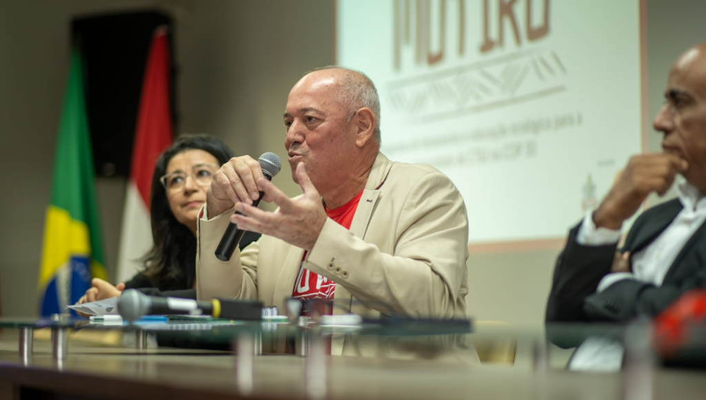 Fotografia registra o diretor executivo da Fadesp, Roberto Ferraz Barreto, enquanto ele fala ao microfone.