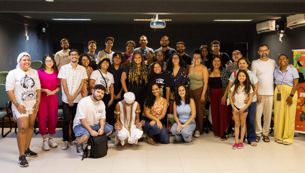 Fotografia posada de um grupo de pessoas.