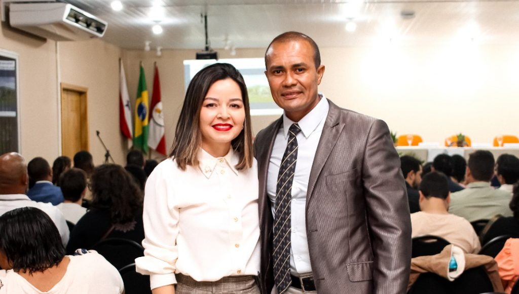Fotografia posada dos novos gestores do Campus Soure, Juliano Cássio da Silva Conceição e Leandra Cardoso Pinheiro.