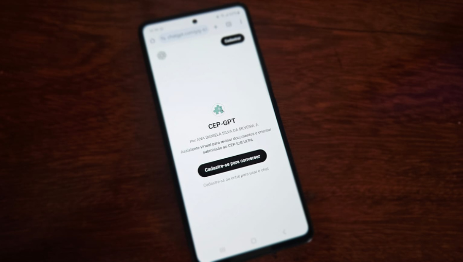 Fotografia da tela de um celular. Na tela, é possível identificar o seguinte texto: CEP-GPT - ASSISTENTE VIRTUAL PARA REVISAR DOCUMENTOS E ORIENTAR SUBMISSÃO AO CEP-ICS/UFPA
