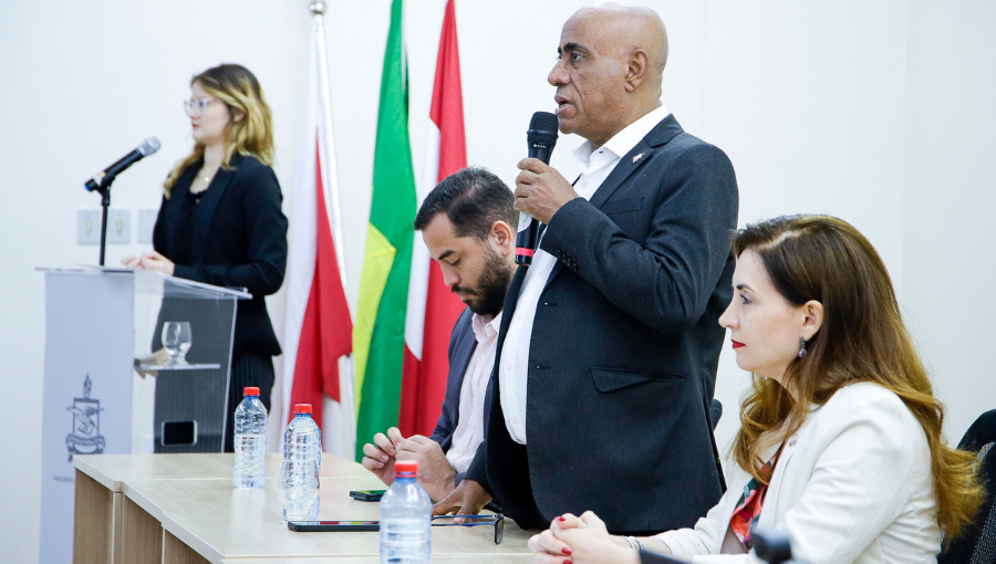 Fotografia registra o reitor da UFPA, Gilmar Pereira da Silva, durante sua fala no lançamento do PDI.
