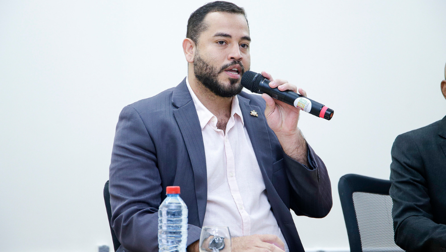 Fotografia registra o pró-reitor de Planejamento e Desenvolvimento Institucional, Cristian Mayko da Costa, falando ao microfone.