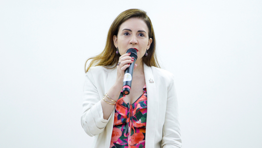 Fotografia registra a vice-reitora da UFPA, Loiane Prado Verbicaro, falando ao microfone.