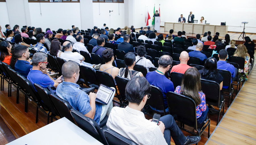 Fotografia de ângulo aberto de um auditório lotado.