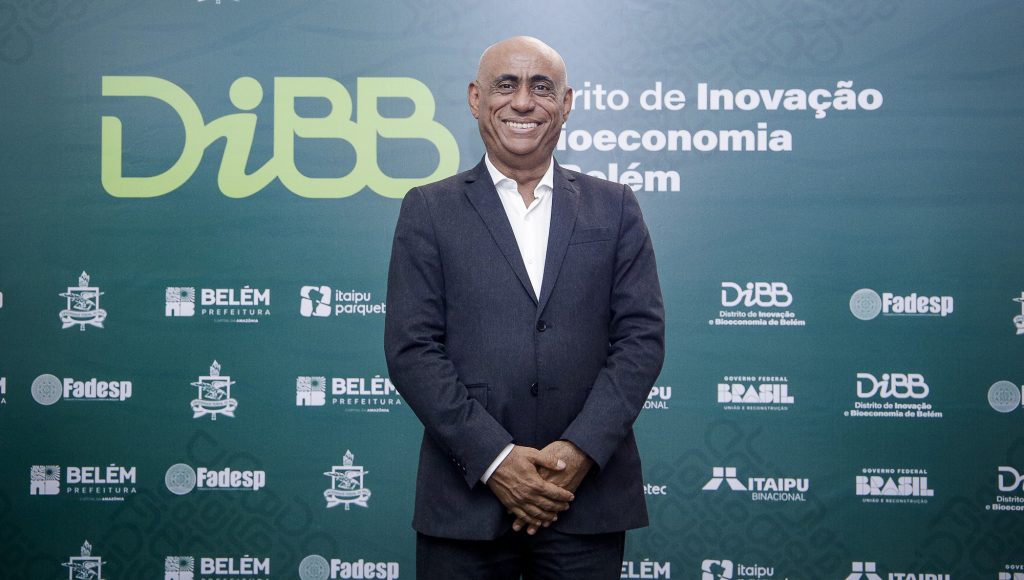 Fotografia do reitor da UFPA, Gilmar Pereira da Silva, que está em pé a frente de um painel com a identificação: DIBB - Distrito de Inovação e Bioeconomia de Belém.