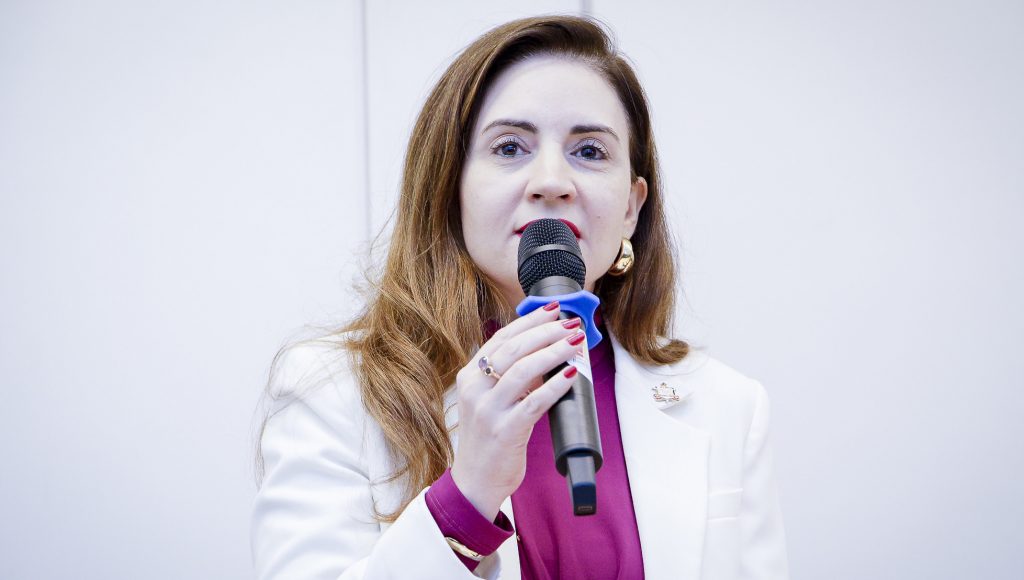 Fotografia registra a vice-reitora da UFPA, Loiane Prado Verbicaro, falando ao microfone.