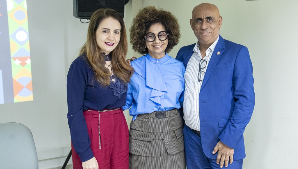 Fotografia posada do reitor da Universidade Federal do Pará, Gilmar Pereira da Silva; da vice-reitora, Loiane Prado Verbicaro; e da professora Wilma Wilma Baía Coelho.