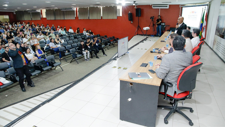 Fotografia da mesa de um evento. Entre os representantes da gestão, estão o reitor da UFPA, Gilmar Pereira da Silva, e pró-reitores da UFPA