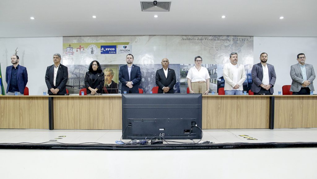 Fotografia da mesa de um evento. Entre os representantes da gestão, estão o reitor da UFPA, Gilmar Pereira da Silva, e pró-reitores da UFPA