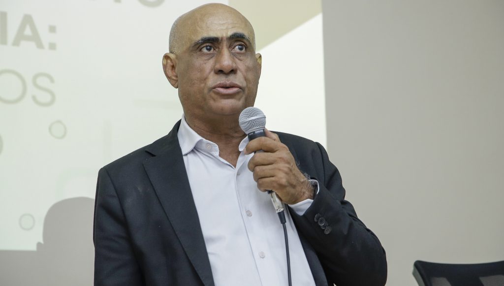 Fotografia do reitor da UFPA, Gilmar Pereira da Silva, falando ao microfone.