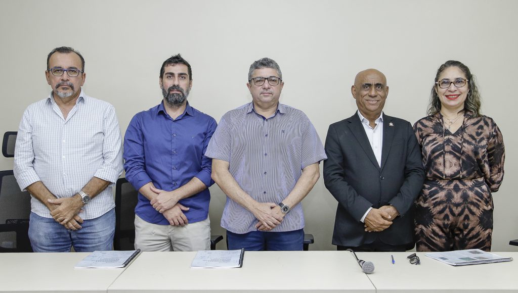 Fotografia posada de um grupo de cinco pessoas, entre eles está o reitor da UFPA, Gilmar Pereira da Silva.