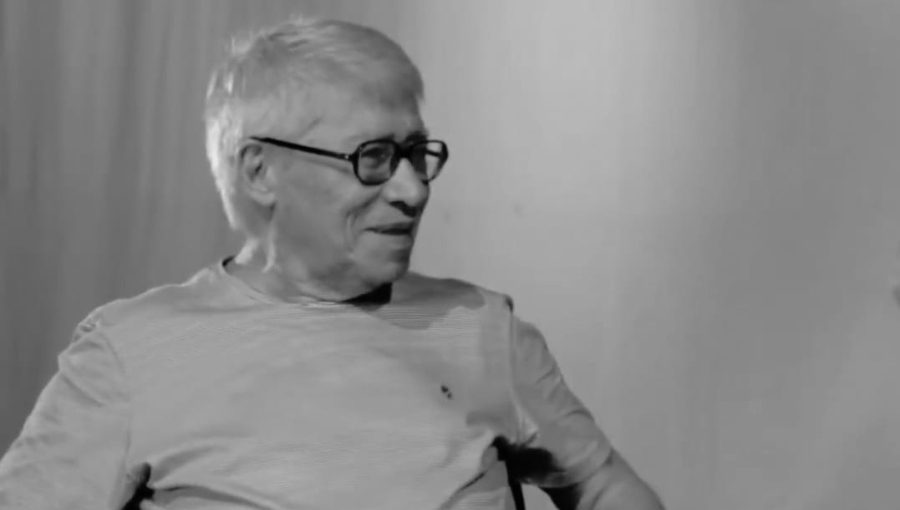 Foto em preto e Branco do professor Cláudio Barradas, homem grisalho de óculos.