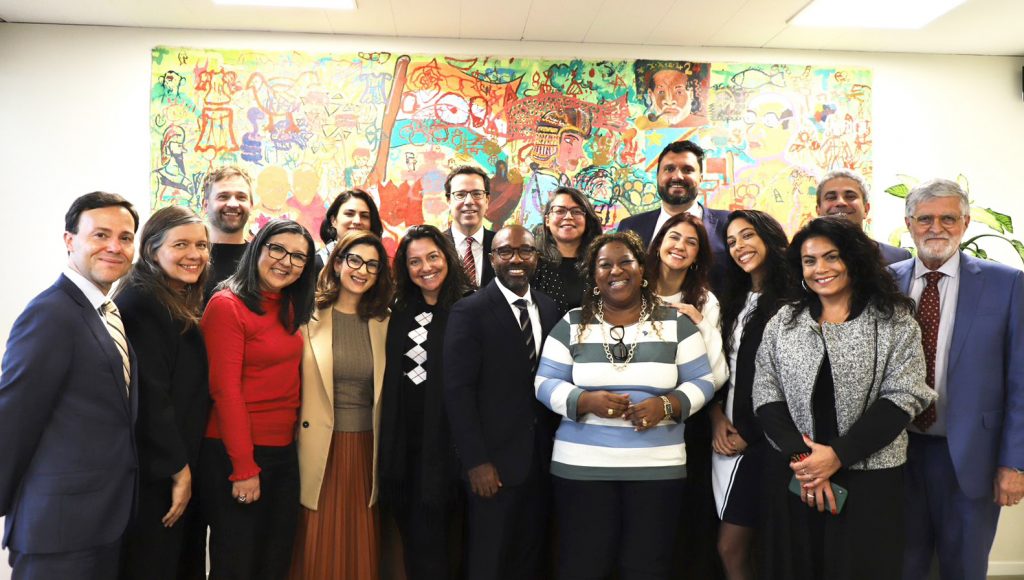 Fotografia posada de um grupo de pessoas que integraram a delegação brasileira.
