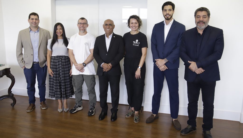 Fotografia posada registra um grupo de pessoas, entre eles estão o reitor da UFPA, Gilmar Pereira da Silva; a professora da UFPA, Lise Tupiassu; e representantes do Greenpeace.